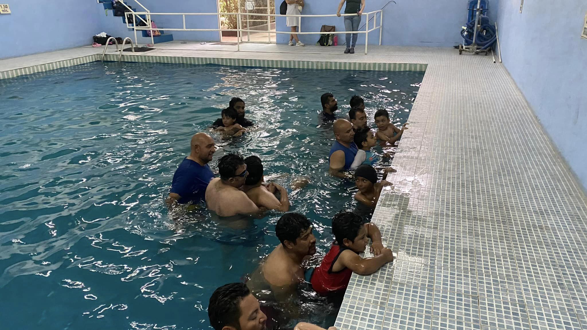 Familias en piscina